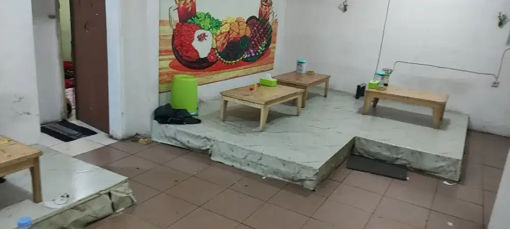 Meja lesehan dan meja biasa