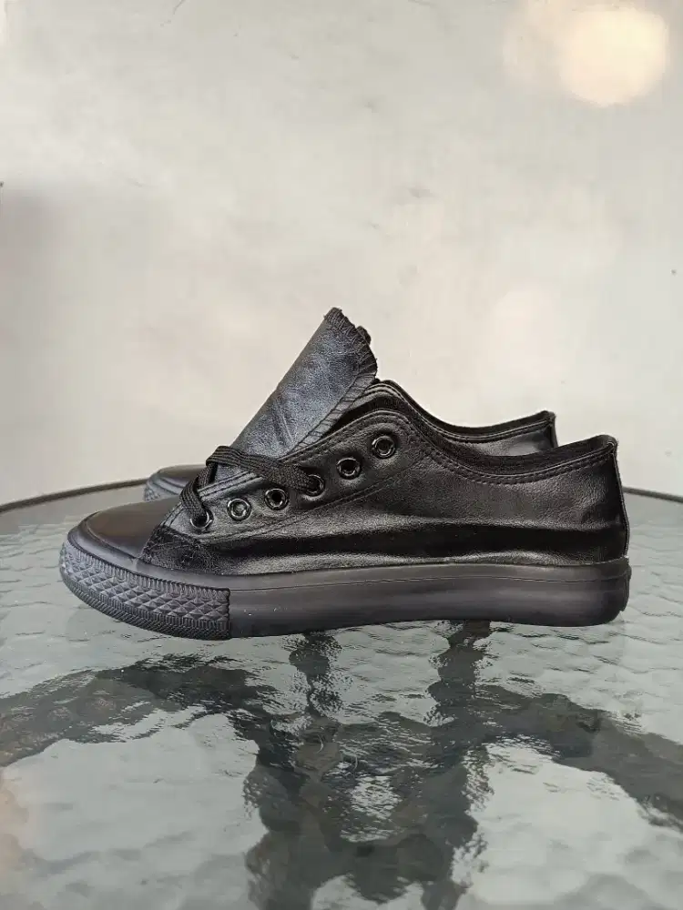 Sepatu Bahan Sintetis Ukuran 39 Baru