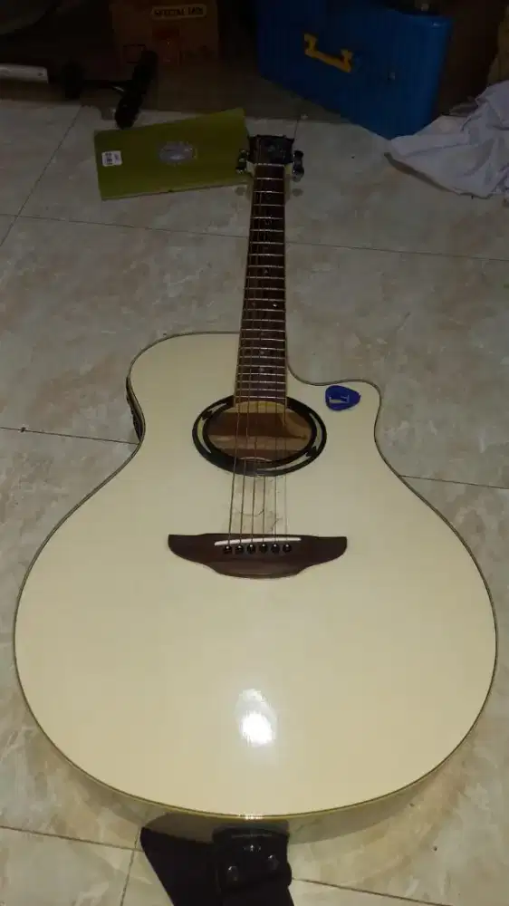 Gitar akustik yamaha