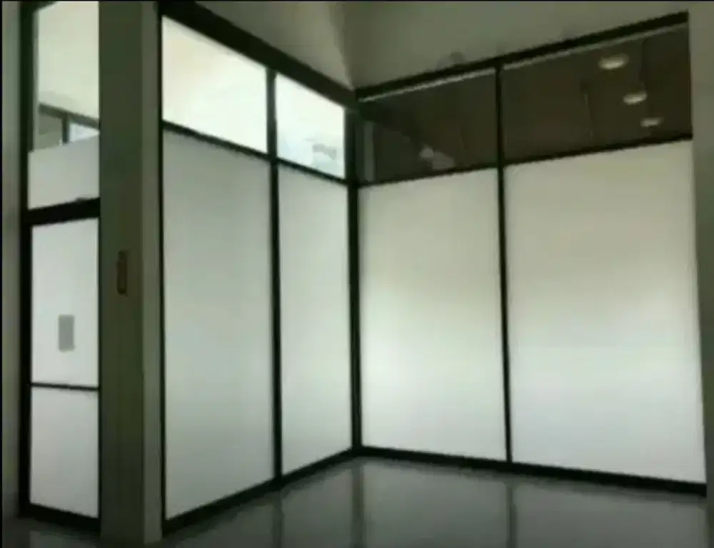 Pasang stiker sanblas kaca film memberikan keamanan didlmruangan