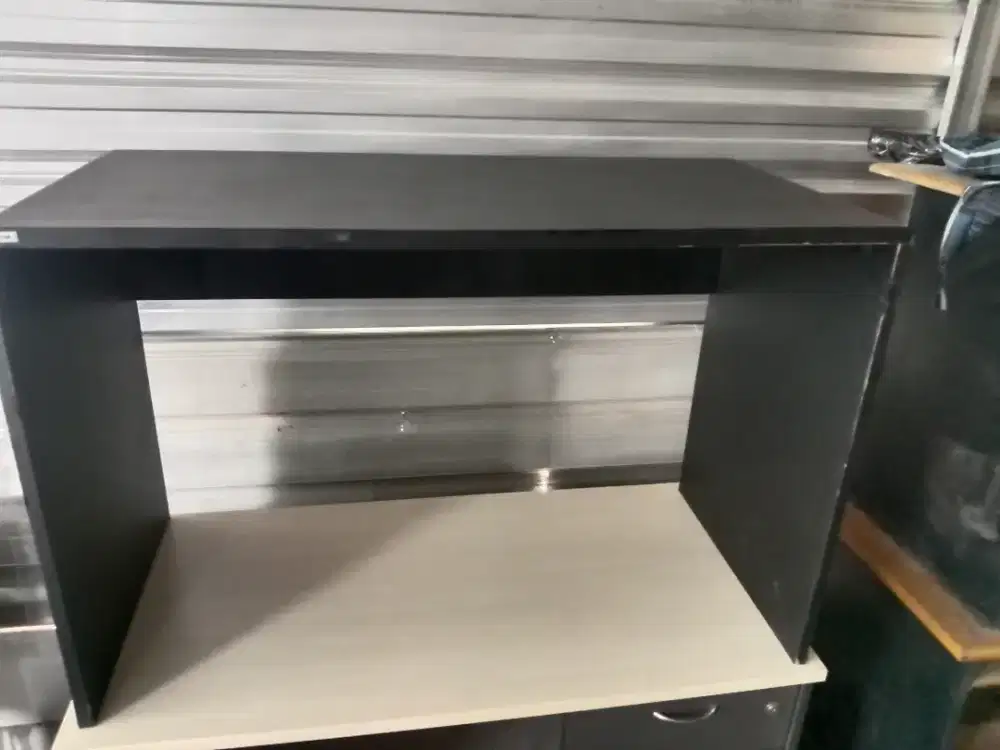 Meja kantor tanpa laci