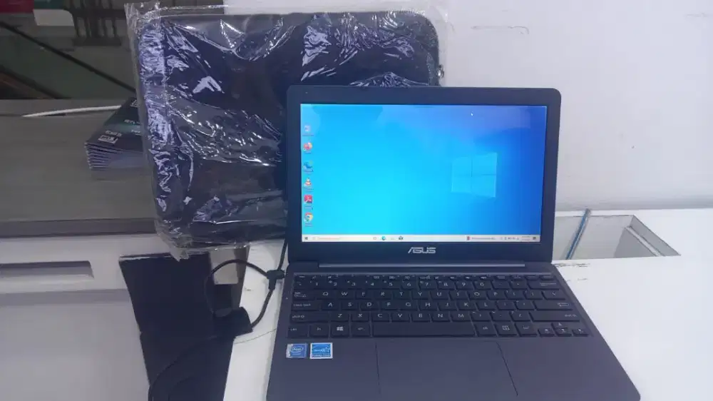 Asus vivobook 12 E203MAH celeron N400 Ram 4 sudah SSD 512 GB