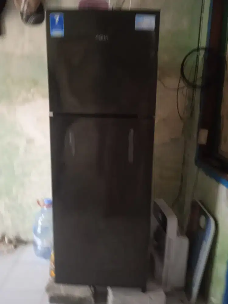 Dijual kulkas merk aqua