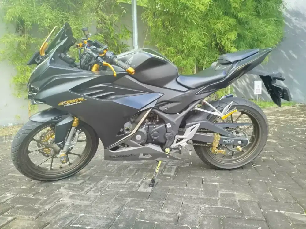 CBR 150R thn 2022 taat pajak sangat terawat km 17rb