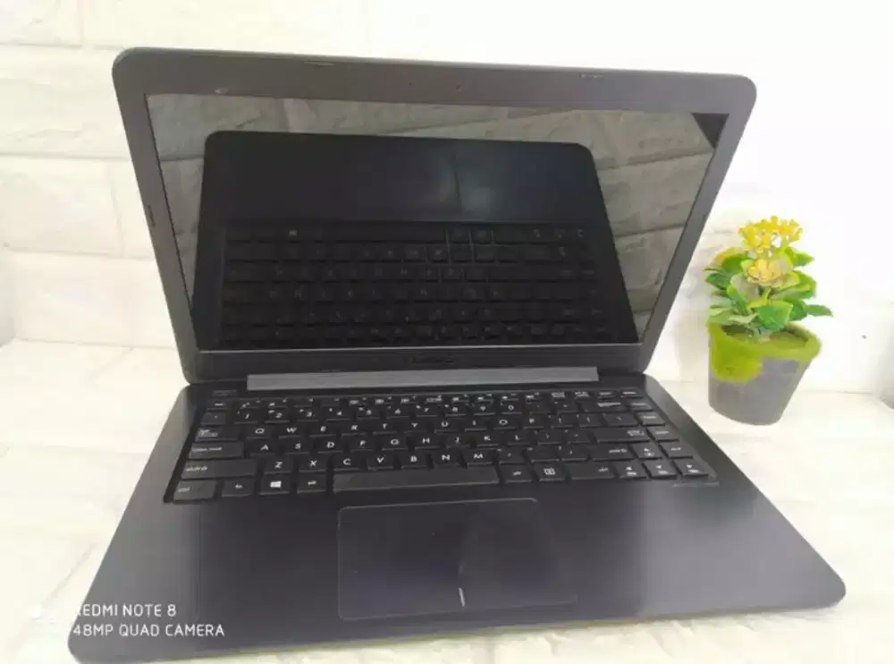 Asus e402y Slim/AMD E2-7015/Ram 4/ SSD 128/VGA Radeon R2/siap Pakai