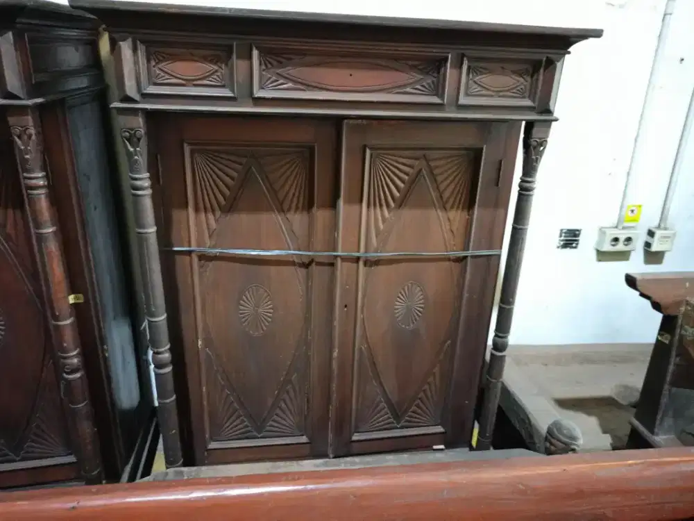 Almari dan Kursi Kuno