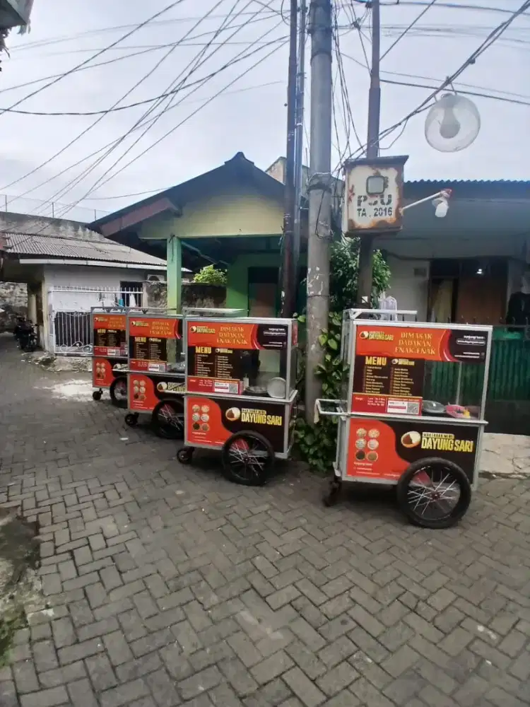 Jualan keliling menggunakan gerobak dorong