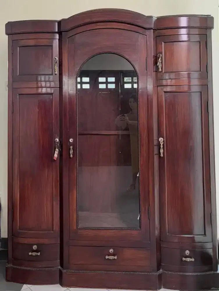 Lemari Pakaian Jati Tua