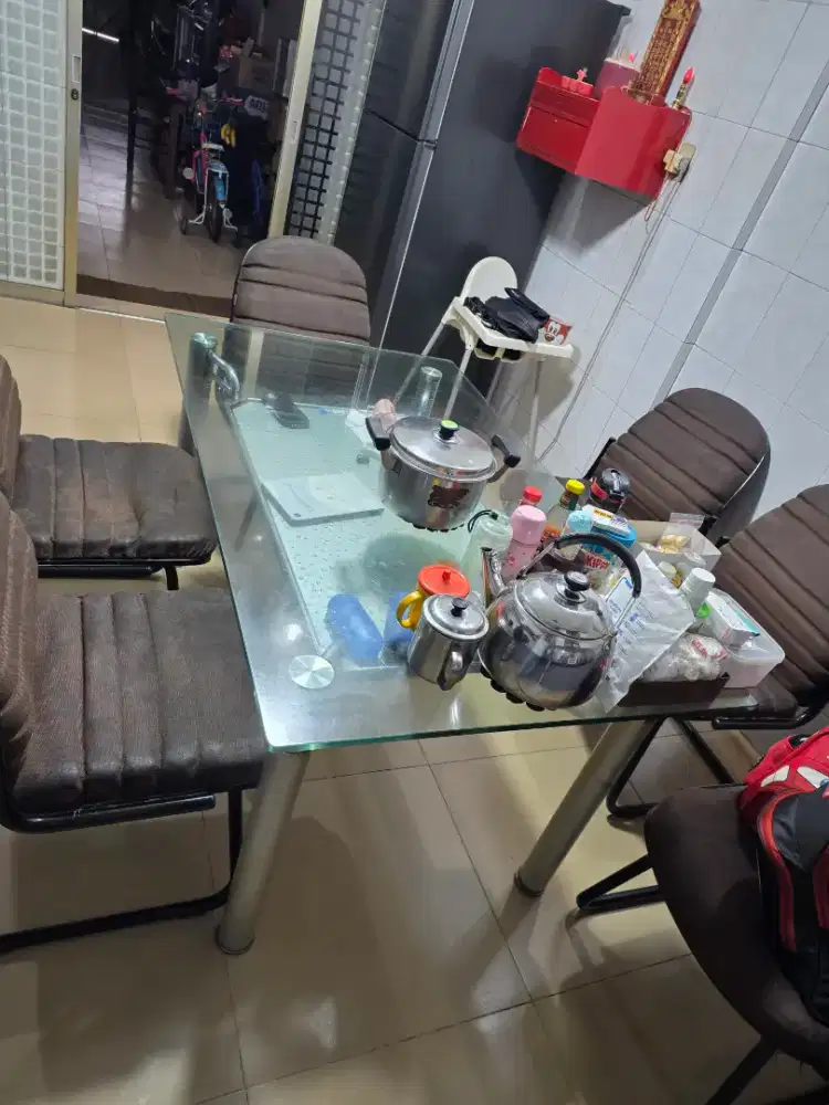 Meja makan dan kursi 1 set