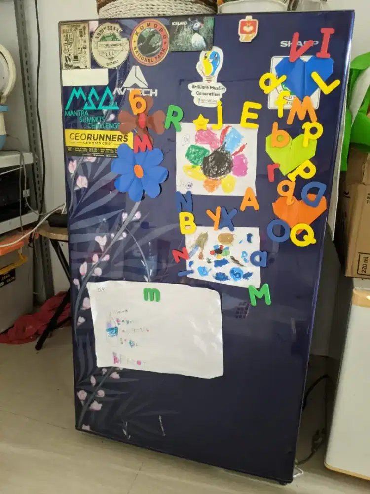 Kulkas Sharp 1 pintu dan kulkas kecil (minibar) Sanyo