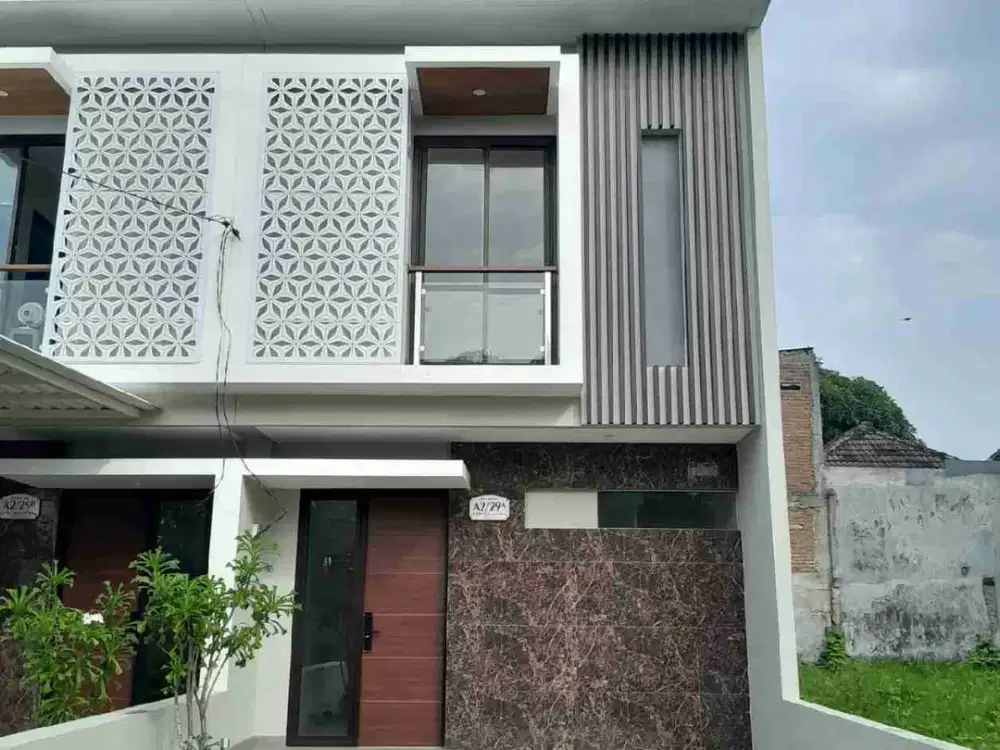 rumah 2 lantai , 3 kamar tidur , menganti barat surabaya