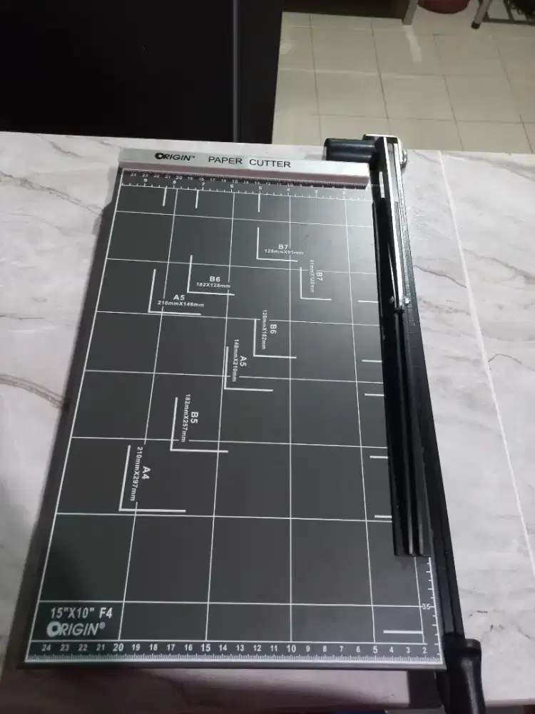 Alat pemotong kertas, paper cutter origini