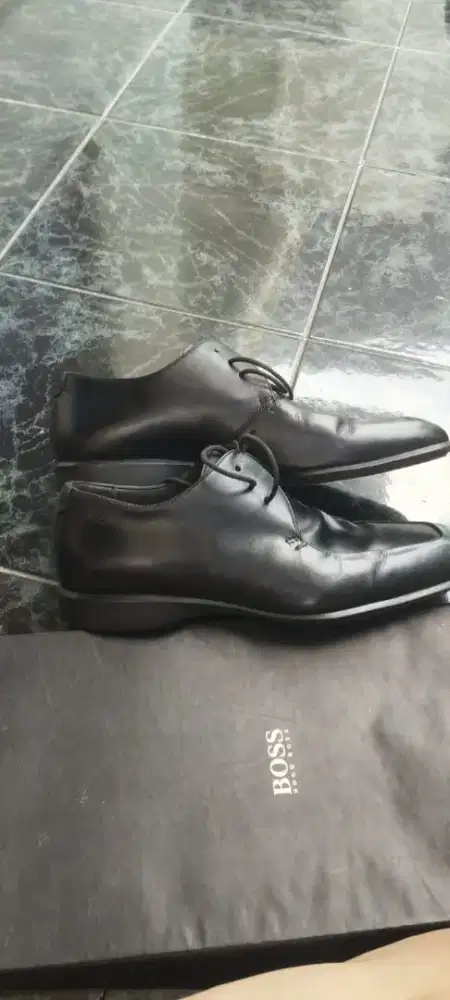 Sepatu Hugo Boss kulit size 42