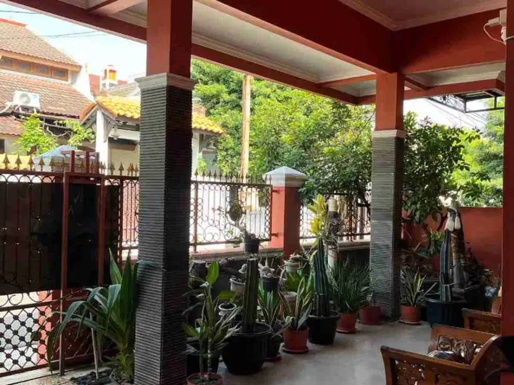 Rumah Siap Huni bangunan bagus Semi Furnished strategis Tengah Kota