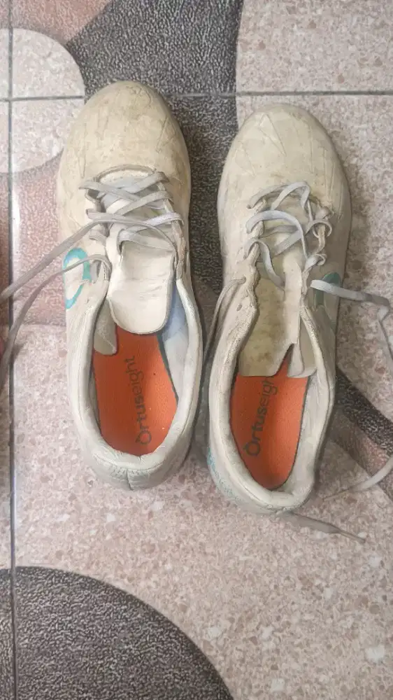 Sepatu sepak bola merk Ortuseight ukuran 40