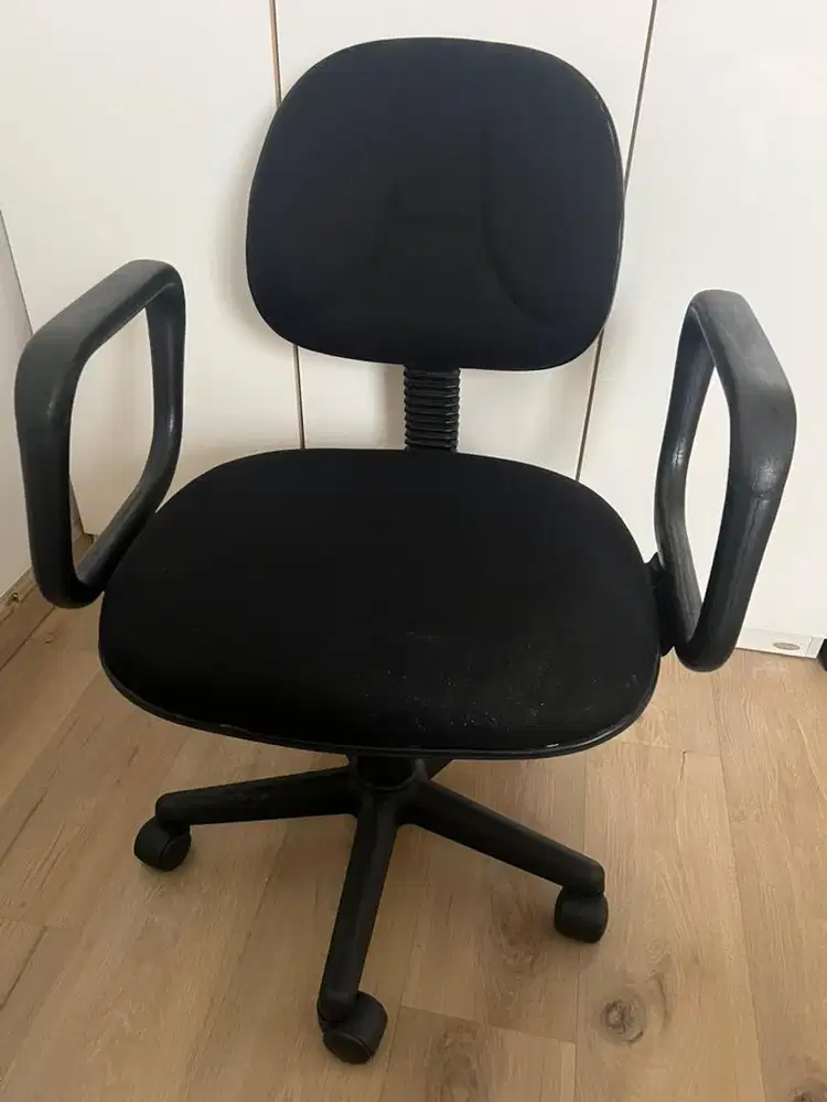 Kursi kantor Ada Roda