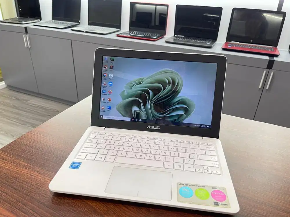 Notebook asus 12 inci