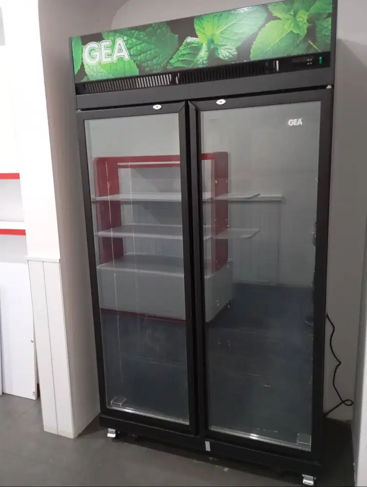 SHOWCASE GEA EXPO 77O LITER BLACK LIKE NEW