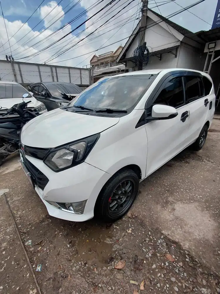 Mobil second sigra R