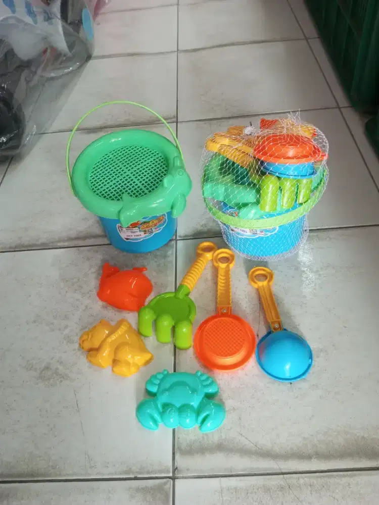 Mainan anak ember cetakan pasir set