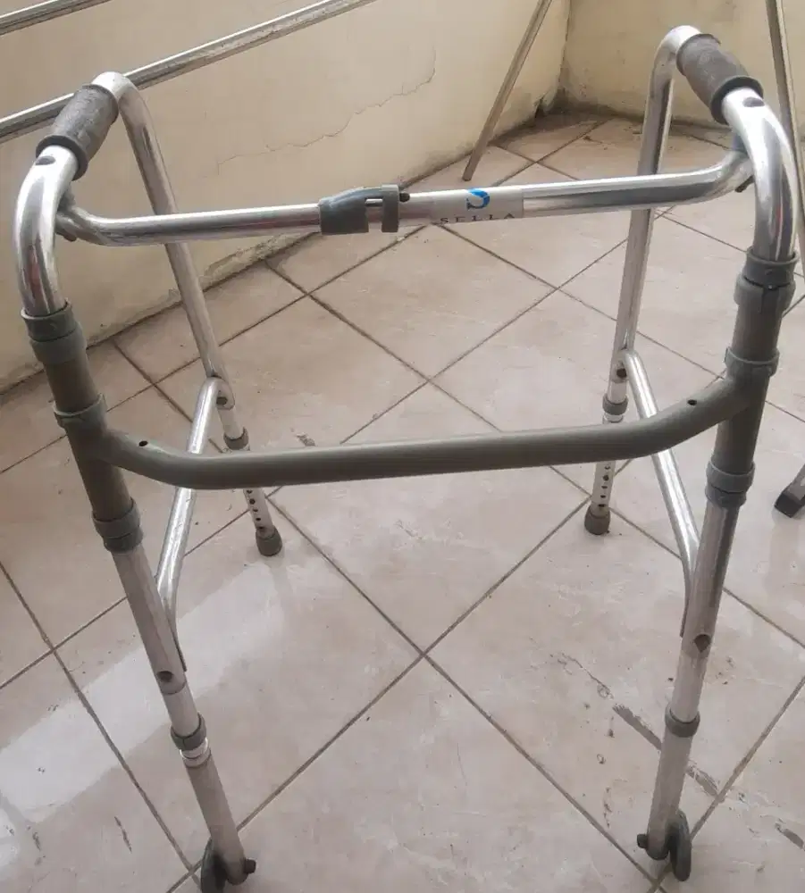 Walker alat bantu jalan lansia