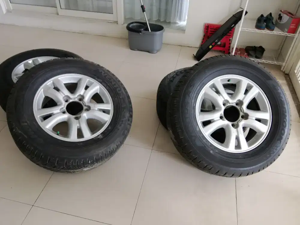 Velg land plus ban cruiser orisinil siap pakai . Ban