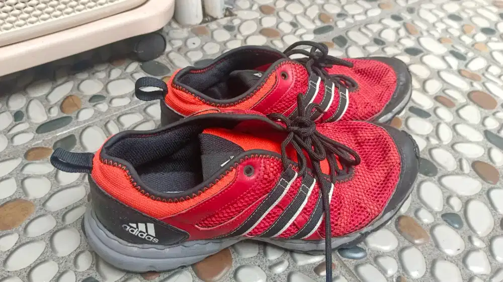 Sepatu Adidas size 44