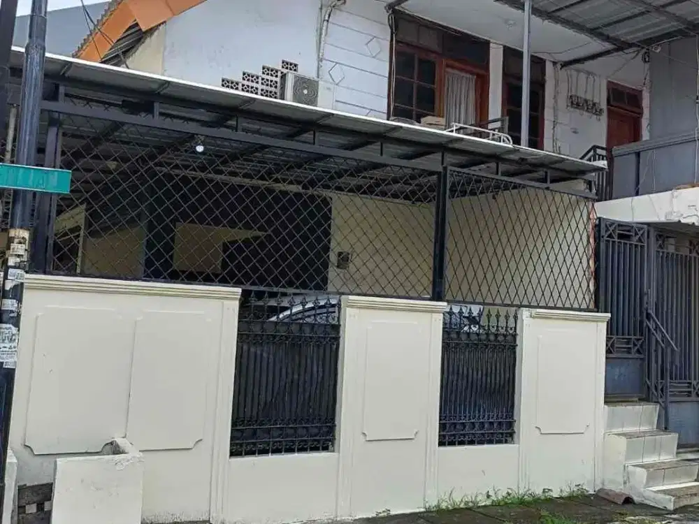 Cocok untuk Investasi! Rumah Kost 2 Lantai Hoek di Kayu Putih, Jakarta Timur