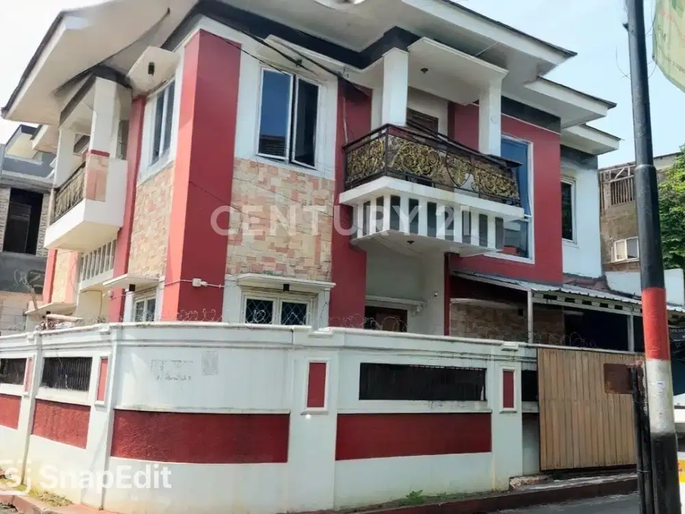 RUMAH HOOK 2½ LANTAI ADA LIFT LOKASI STRATEGIS DI CIPINANG