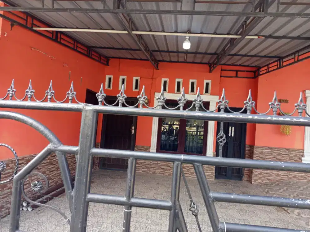 Rumah 1 tingkat komplek perumahan tutwuri handayani.