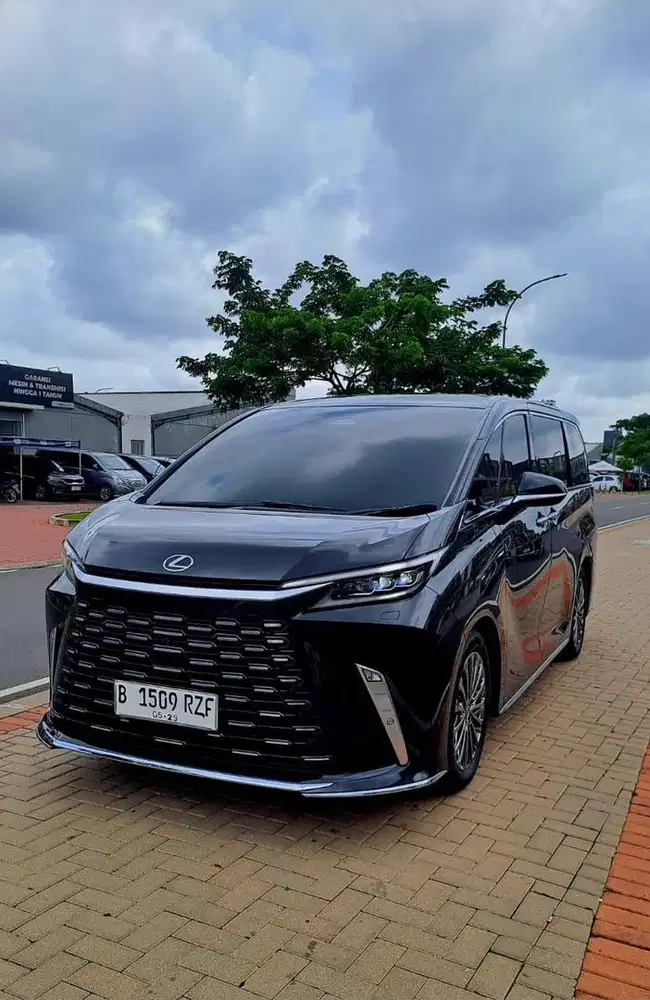 LEXUS LM350 HYBRID 7 SEAT