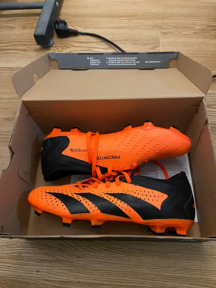 Jual rugi sepatu sepak bola Adidas Predator Accuracy.3 Low FG  UK 41