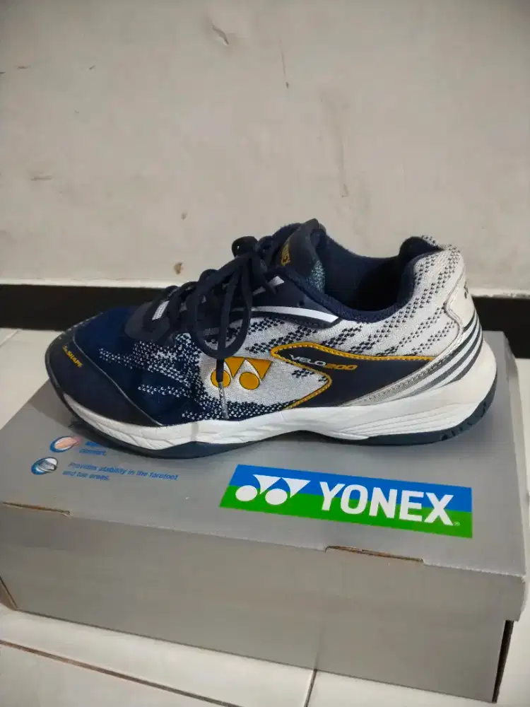 Sepatu Yonex velo200 carbon