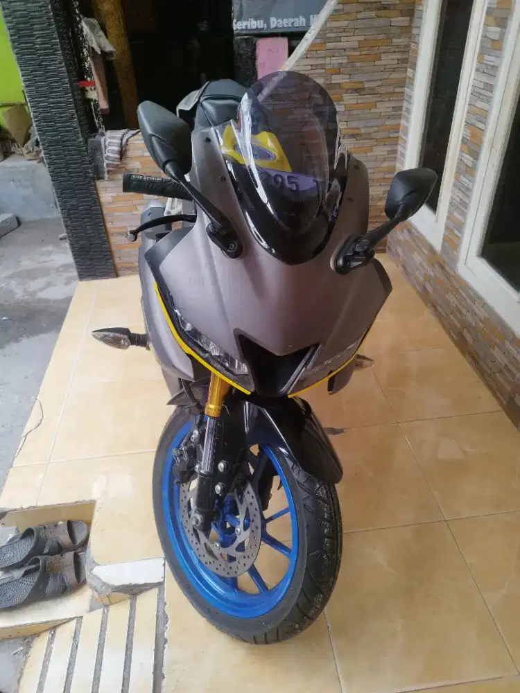 Yamaha R 15  warna kuning