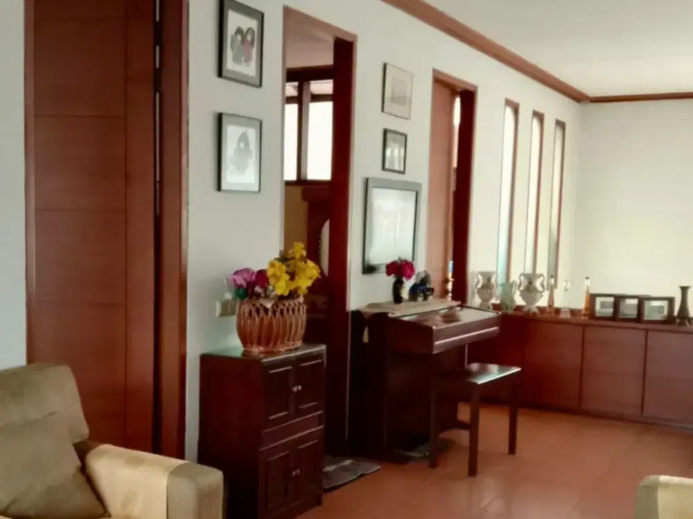 Rumah tinggal eksklusif di kawasan premium Setra Duta, Hegarmanah – Bandung Utara. Lingkungan tenang, asri, dan nyaman, cocok untuk hunian keluarga ma