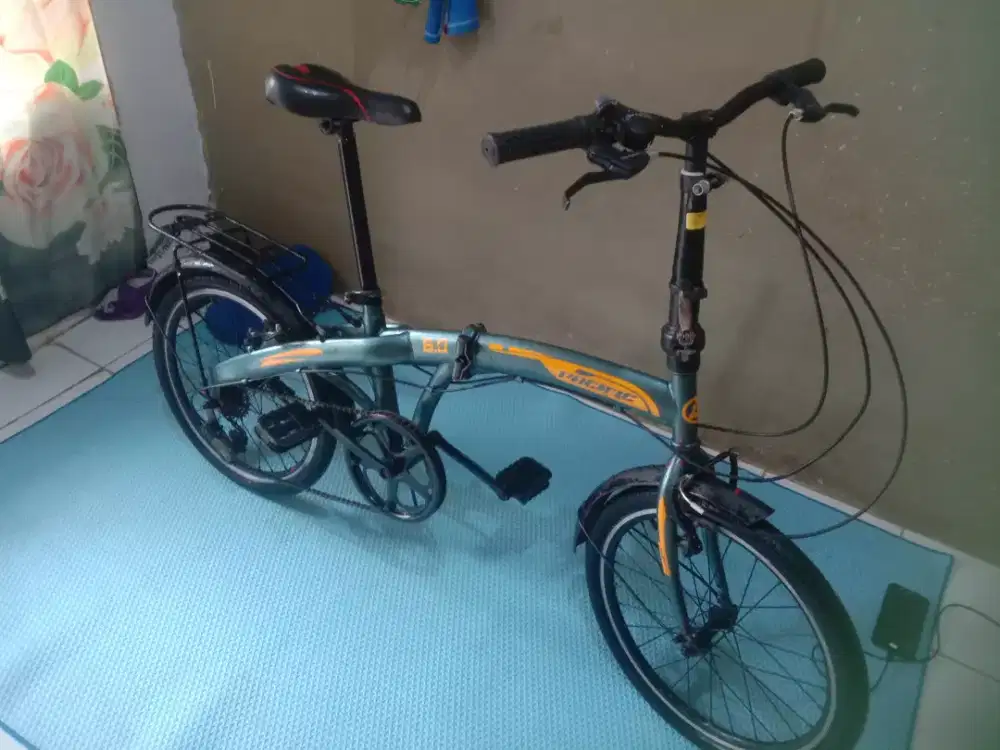 Sepeda lipat ukuran 20 inch.