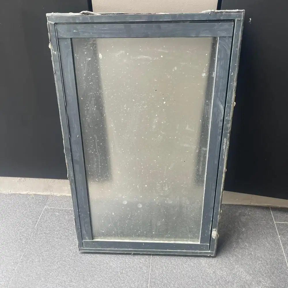 Jendela kaca Merk Madela