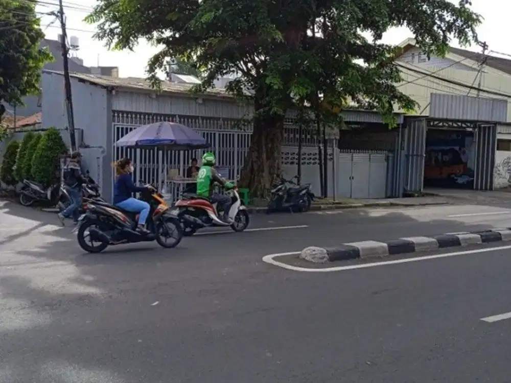 Rumah Hitung Tanah Pinggir Jalan Raya di Kebayoran Lama Jakarta