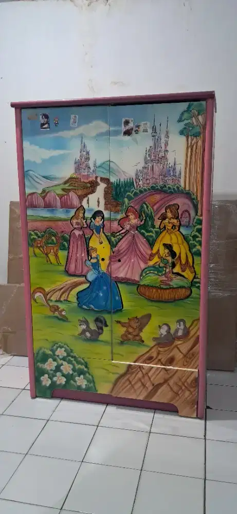 Lemari anak 2 pintu.