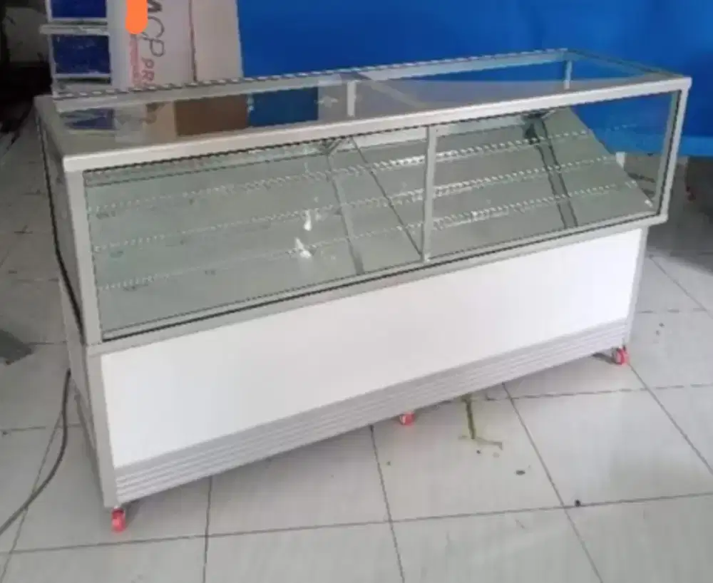 Etalase hp masih bagus baru 2 bulan