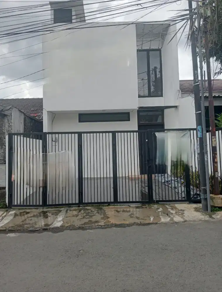 DIJUAL RUMAH 3 LANTAI DEKAT STASIUN LRT