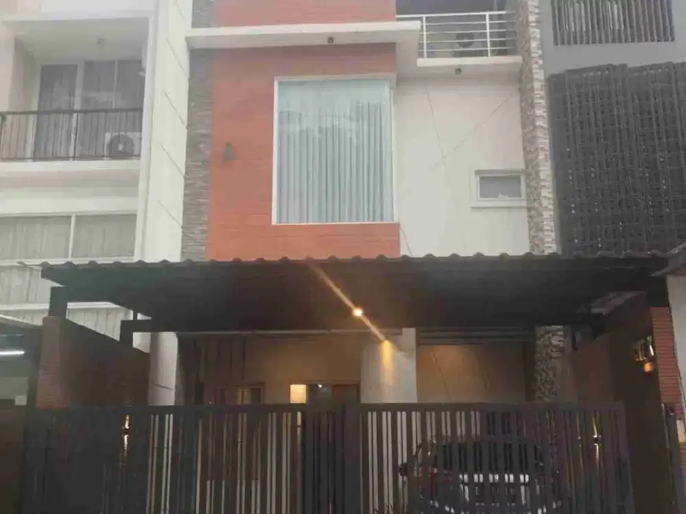 Dijual rumah 2 lantai 4+1 kamar tidur lokasi strategis dikelapa gading