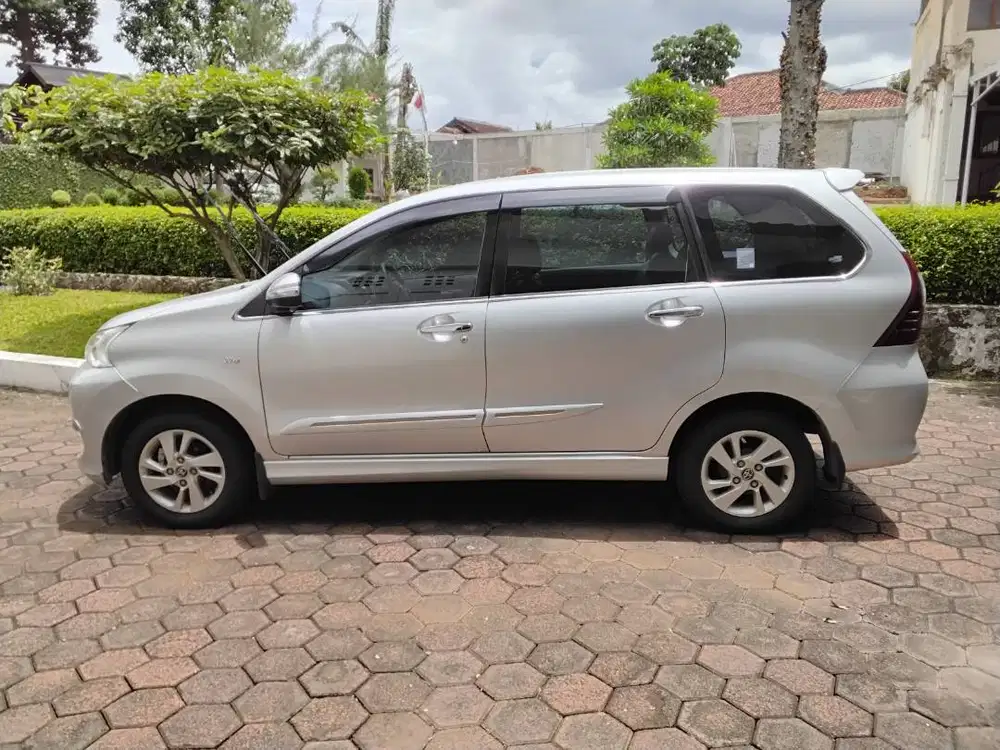 Jual mobil avanza velos 1.3 AT silver