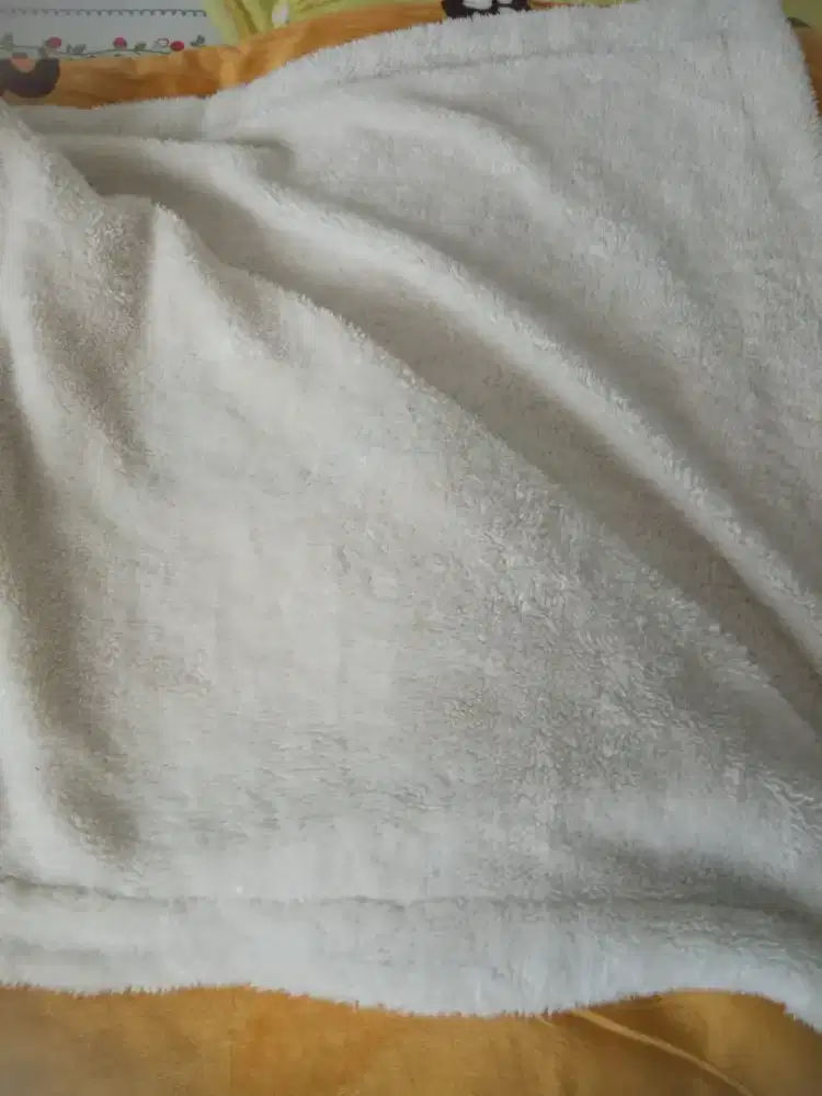 Selimut tebal cocok dihaqa dingin.panas