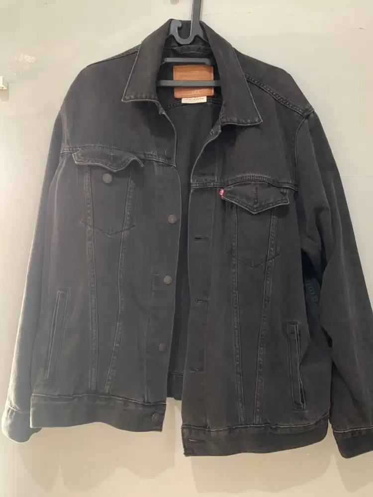 Jaket Levis Hitam