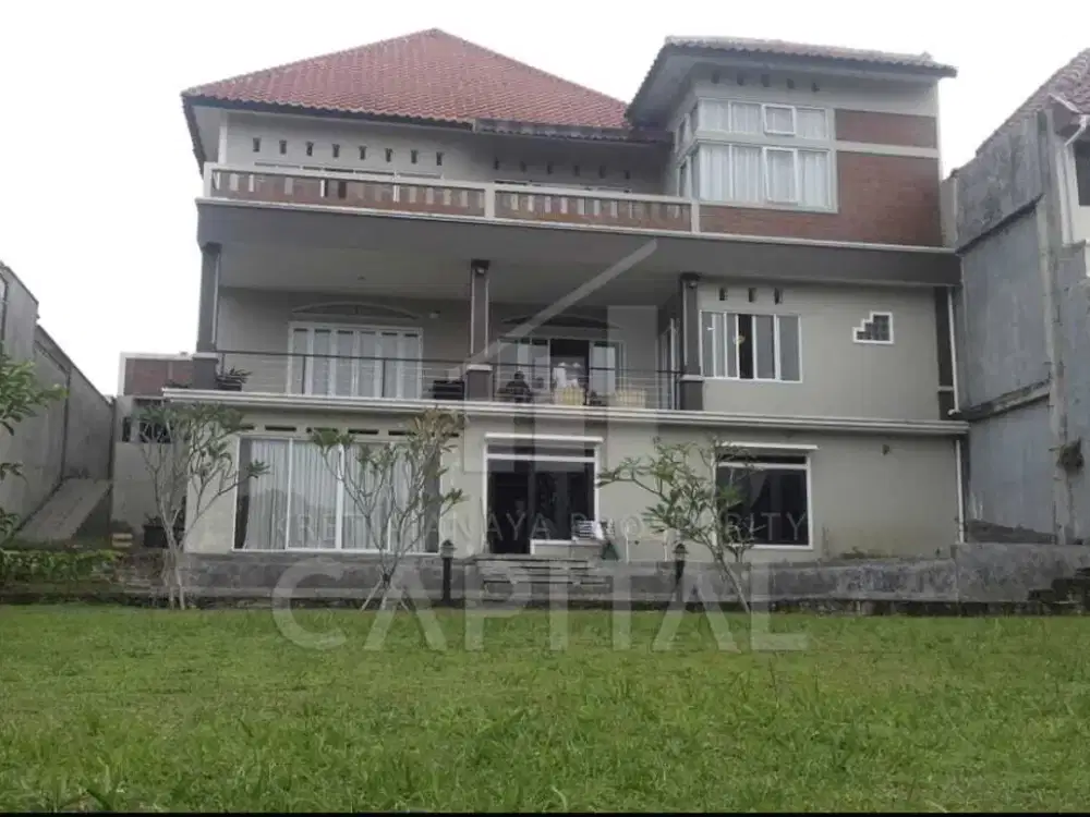 RUMAH MEWAH 3 LANTAI FULL FURNISHED DENGAN HALAMAN LUAS DAN VIEW DANAU DI KOTA BARU PARAHYANGAN