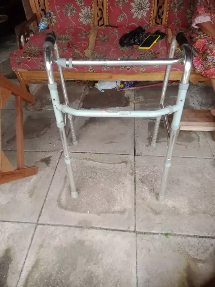 Djual alat bantu jalan lansia