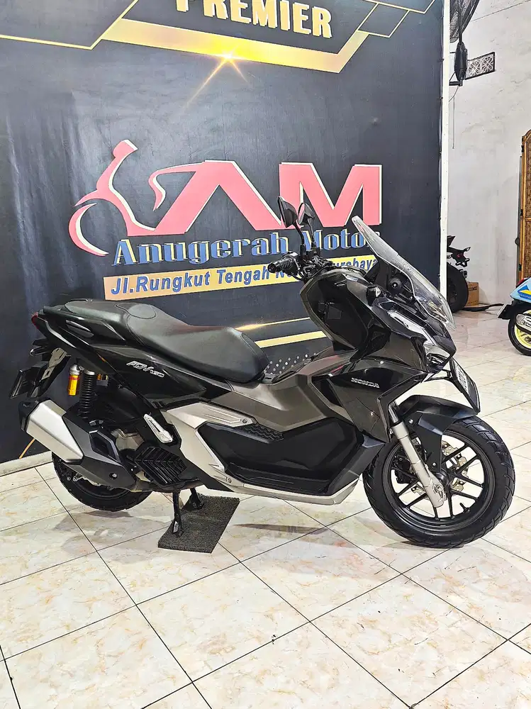 Honda ADV 160cc black glossy Matic mewah nyaman.Anugerah motor rungkut