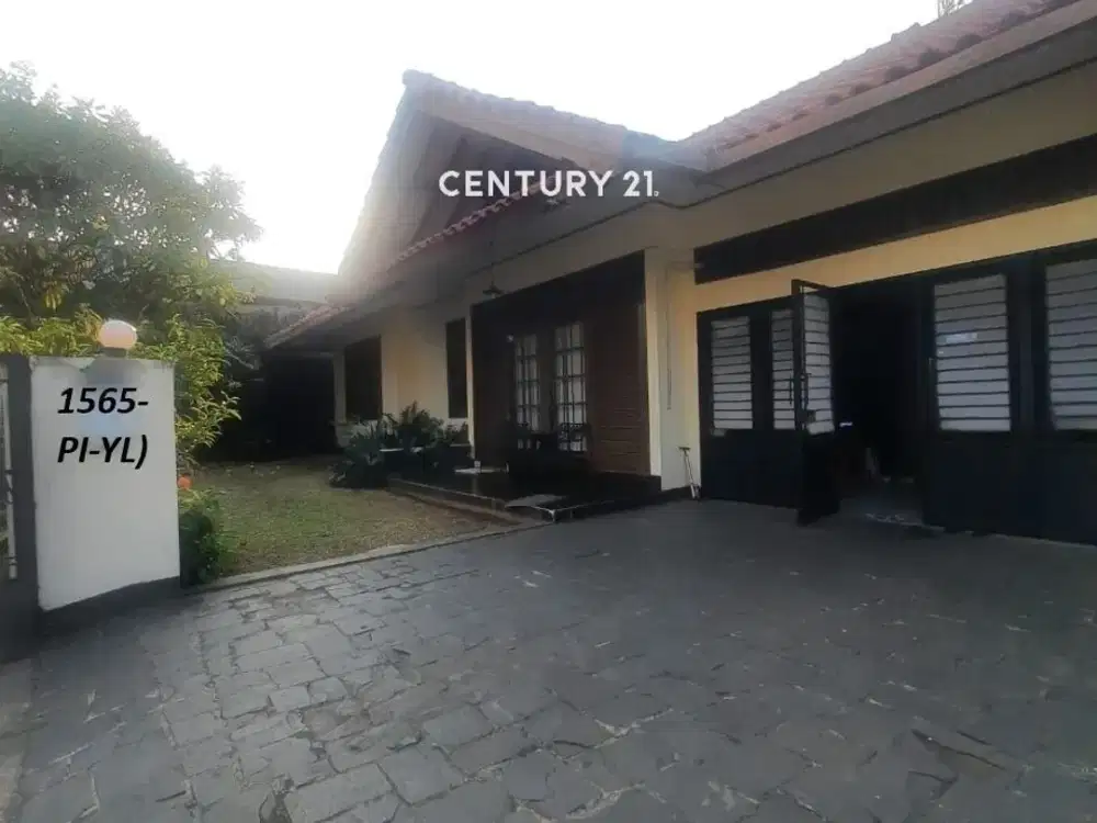 Rumah lama dengan tanah luas dalam Kompleks Bintaro sektor 1