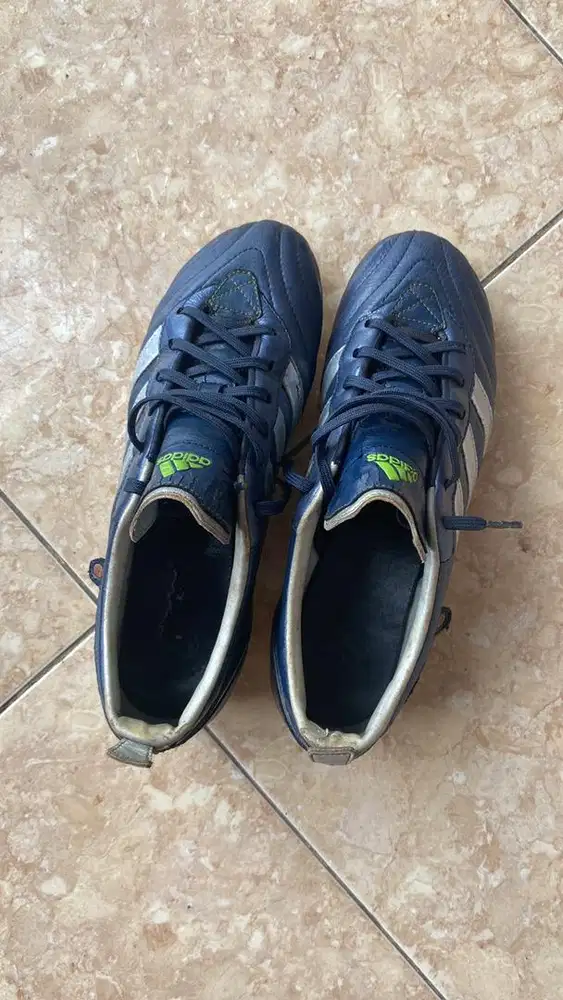 Sepatu sepak bola adidas adipure